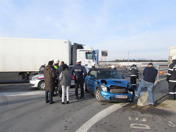 Verkehrsunfall auf der Autobahnbrücke